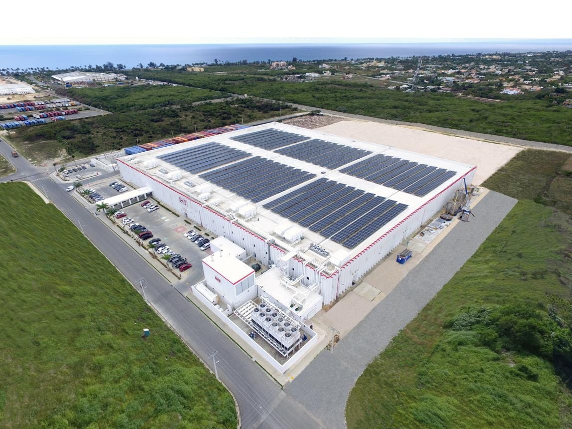 Aerial view of industrial facility with rooftop solar installation in the Dominican Republic