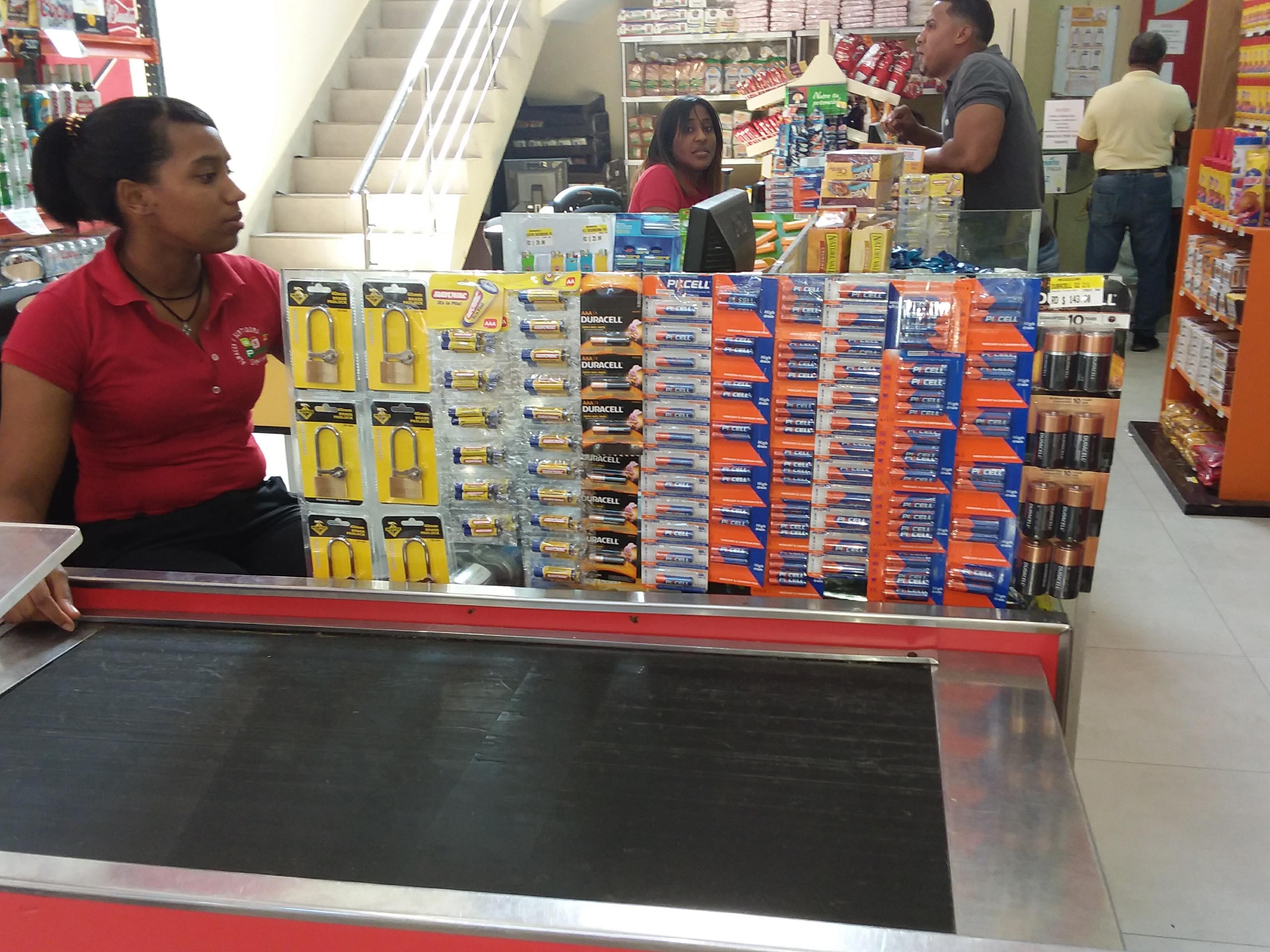 IPSU Energy representative taking order at supermarket checkout with PKCELL batteries