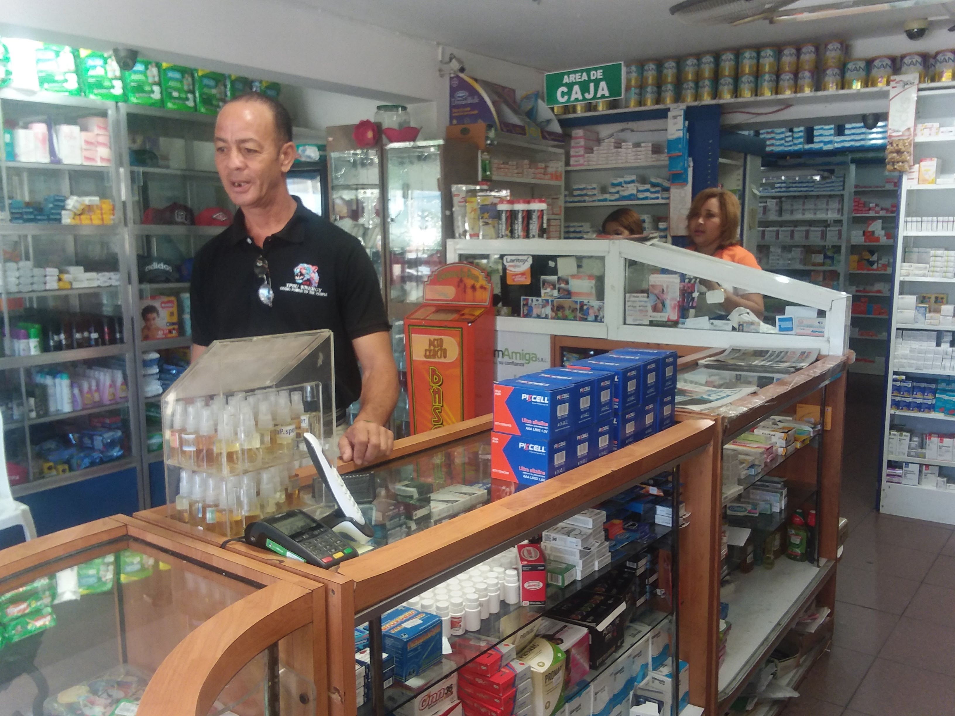 Farmacia Inoa interior — staff with PKCELL batteries