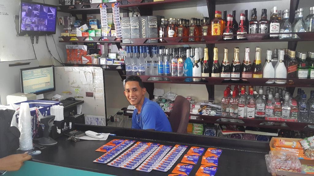 Minimarket Cabrera counter with PKCELL batteries displayed