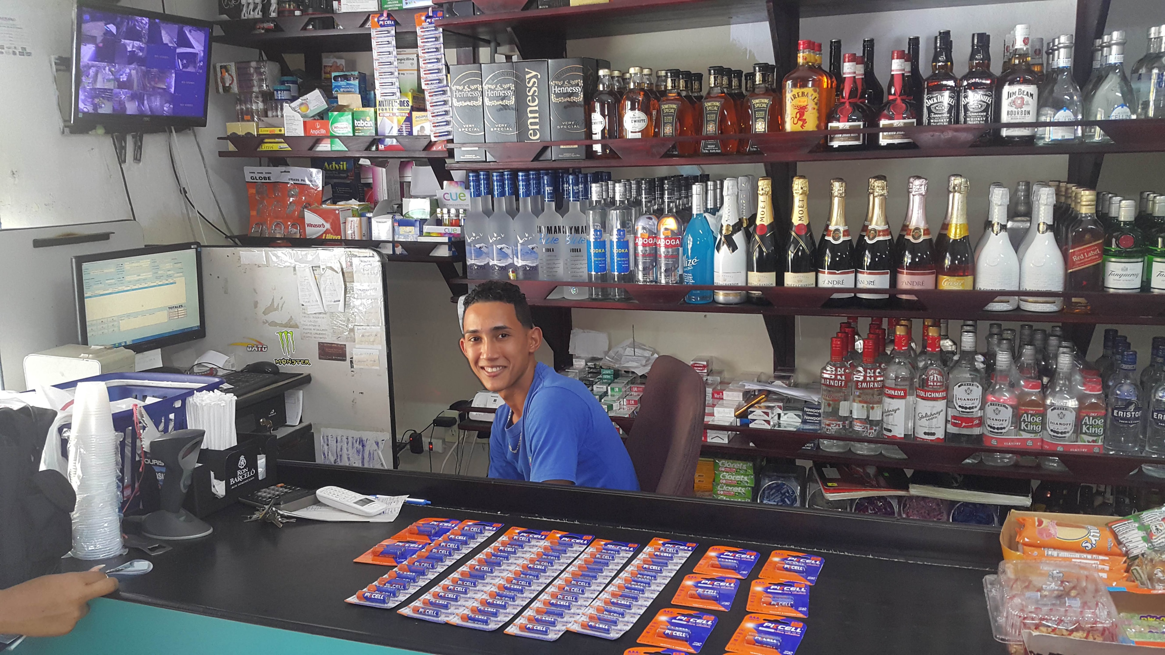 Minimarket Cabrera interior — staff with PKCELL batteries